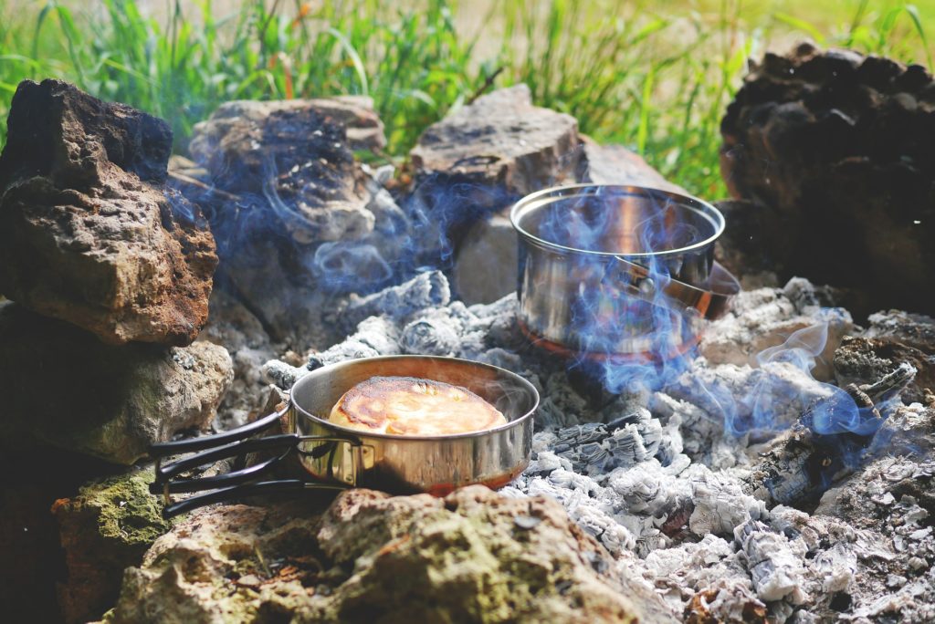 【ヒルナンデス】スキレットとダッチオーブンで作る、簡単キャンプスイーツレシピ